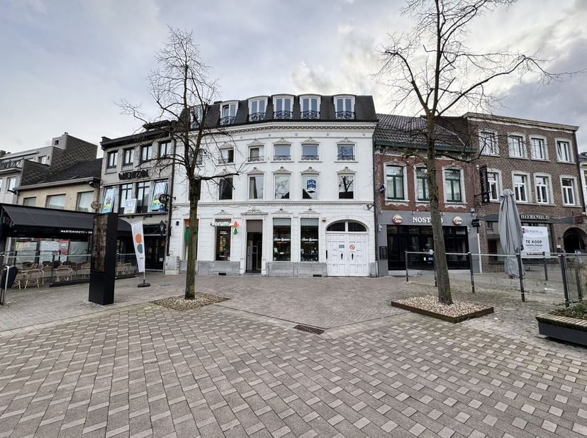 Appartement met 2 slaapkamers.&lt;br /&gt;
Gelegen pal in het centrum van Bree, in de directe omgeving van alle nodige voorzieningen.&lt;br /&gt;
Het appartement