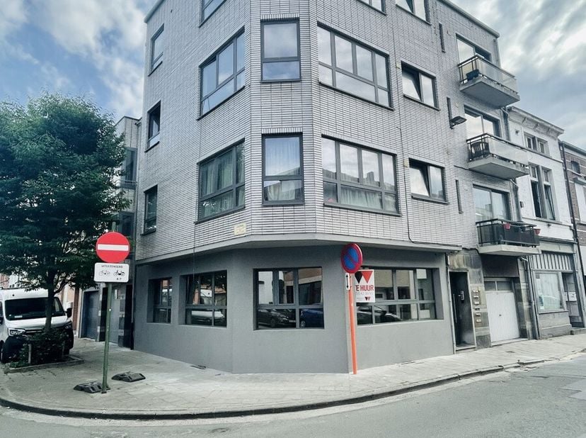 Dit volledig gerenoveerde appartement te Aalst bevindt zich op de gelijkvloerse verdieping. Via de inkomhal bereikt men de leefruimte met aansluitend