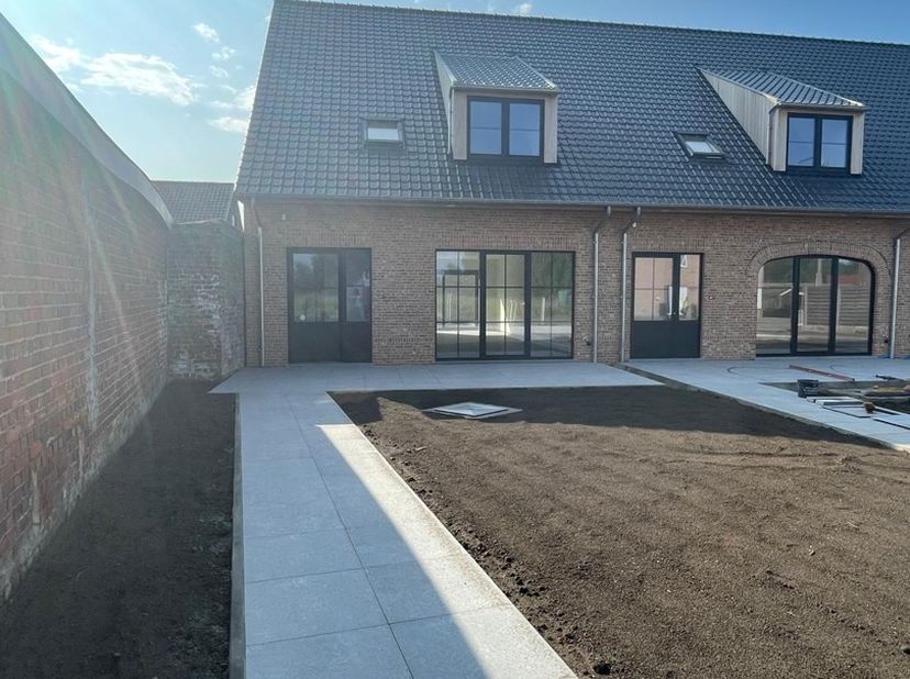 In de Edewallestraat vinden we deze half-open nieuwbouwwoning , afgewerkt met duurzame materialen en zeer praktische ruimtes.&lt;br /&gt;
De woning is als v