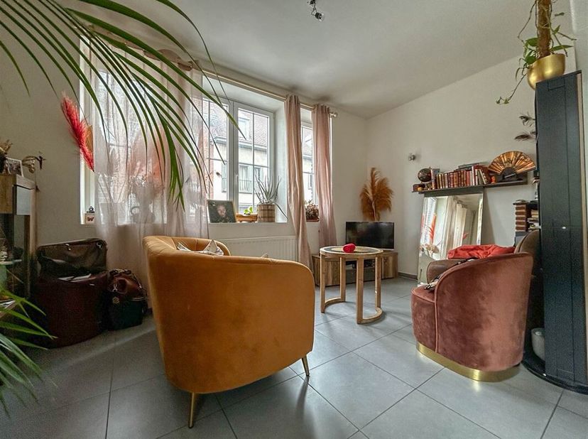 Aantrekkelijk duplex appartement met ongeveer 90 m² woonoppervlak en twee slaapkamers.&lt;br /&gt;
Inkomhal, apart toilet, ruime lichte woonkamer met zithoe