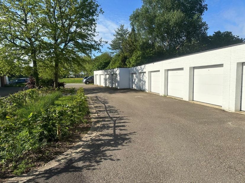 Halen: Garagebox te koop Op zoek naar een praktische en goed gelegen garagebox in Halen? Deze afgesloten garagebox is uitgerust met een automatische p