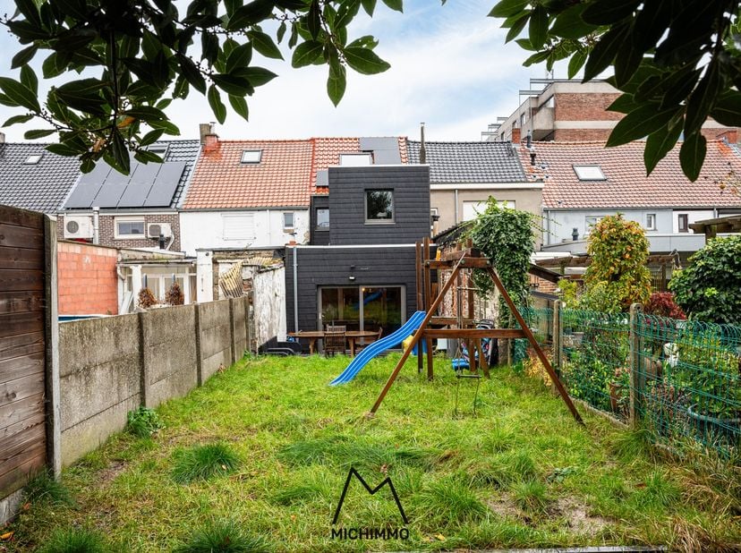 Deze woning - gelegen in een rustige straat in het centrum van Wetteren -  werd in 2018 grotendeels gerenoveerd. Resultaat? Een energiezuinige (EPC B)