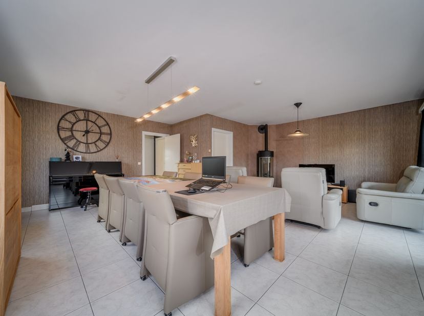 Dans la Landbouwersstraat à La Panne, nous trouvons cette maison mitoyenne avec 3 chambres, un grand jardin et un garage à vendre. Situé au calme à pr
