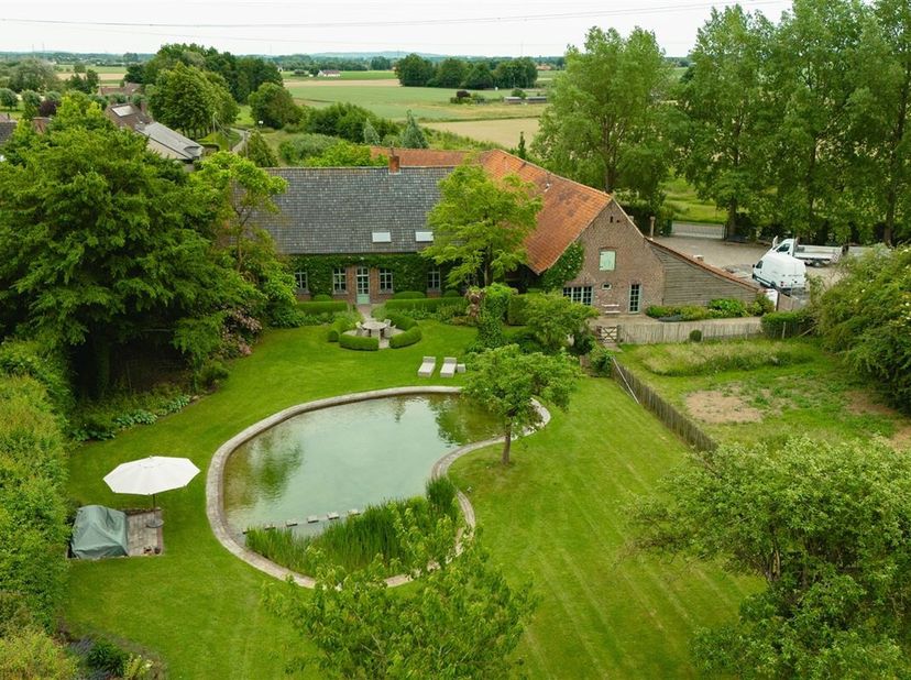 Deze authentieke hoeve in het landelijke Zwevegem combineert karakter, ruimte en functionaliteit in een warme, landelijke stijl. De woning biedt tal v