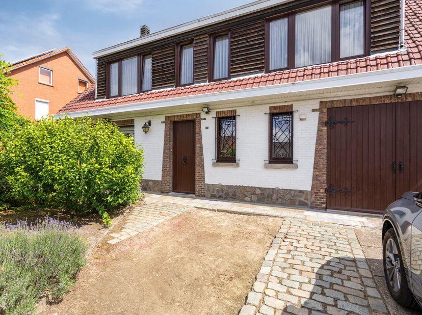 Deze charmante woning van 256 m² met vier slaapkamers is gelegen in Wommelgem en biedt een aangenaam wooncomfort. Bij binnenkomst kom je in een riante