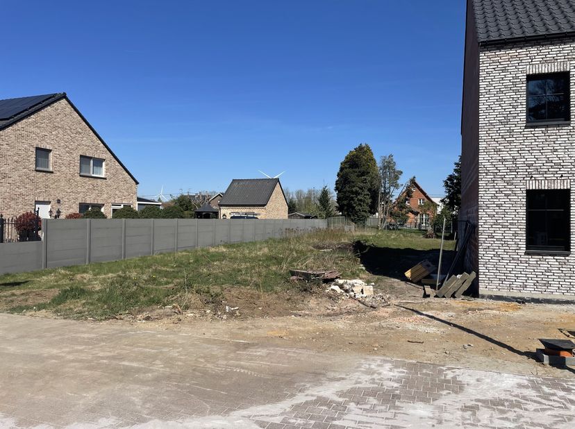 Centraal gelegen bouwgrond van 06a79ca geschikt voor het bouwen van een halfopen bebouwing. Dit perceel is gelegen aan de Irisstraat en biedt de mogel