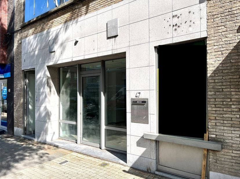 Handelsgelijkvloers in hartje Leopoldsburg &lt;br /&gt;
Ligging: &lt;br /&gt;
Het pand is gelegen in het bruisende centrum van Leopoldsburg. Er is een vlotte verb
