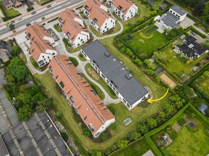 Deze gelijkvloerse serviceflat van 62 m² bevindt zich in Varsenare, vlakbij de villawijk &#039;de Grote Thems&#039; en op slechts 5 minuten van Brugge. De wonin