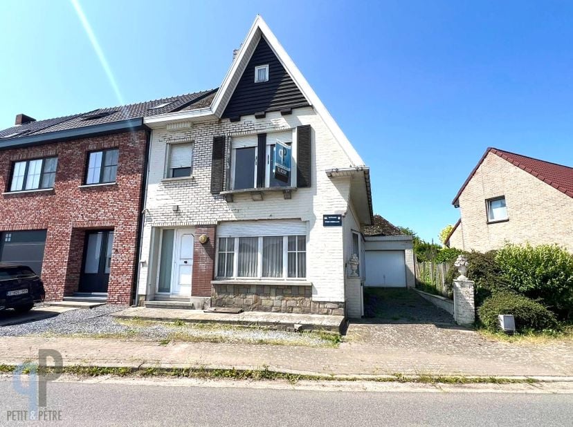 Op een rustige maar centrale ligging, vinden we deze stevig gebouwde, te renoveren woning, voorzien van een inkomhall, leefruimte met zicht en toegang