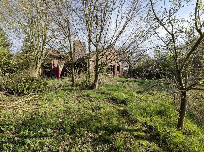 Immo Pické biedt U deze uitzonderlijke grond aan met daarop een afgebrande woning toegankelijk via een privatieve oprijlaan. Deze eigendom dient volle