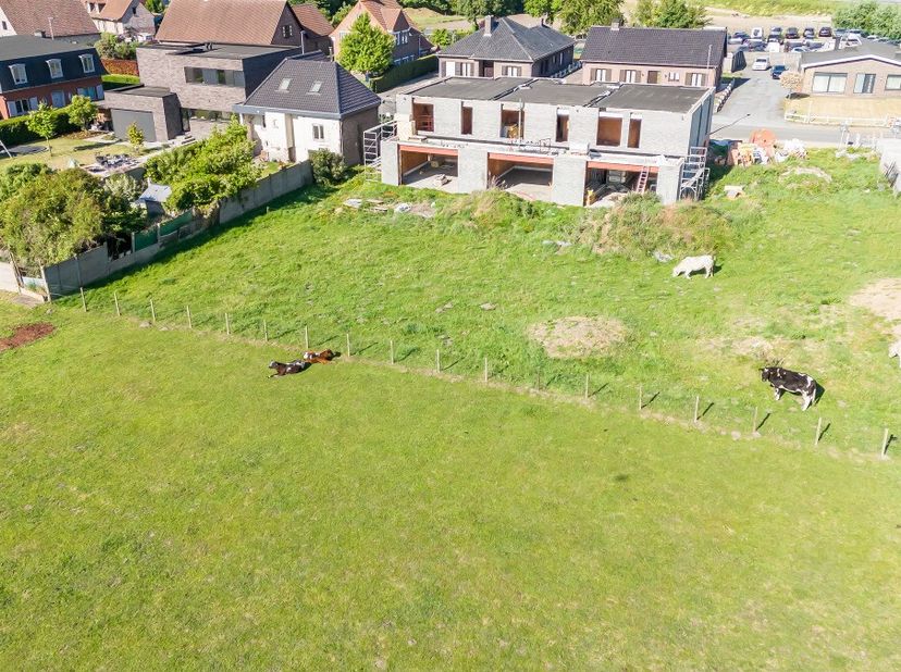 Deze prachtige halfopen nieuwbouwwoning biedt maar liefst 198 m² aan woonruimte op een perceel van 833 m². Vanaf het moment dat je binnenkomt, voel je