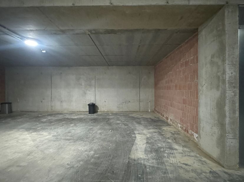 Ondergrondse autostaanplaats gelegen in &quot;Residentie Marie-Thérèse&quot; te Legeweg +98, St-Andries.&lt;br /&gt;
Overdekte parkeerplaats in verzorgd nieuwbouwcomp