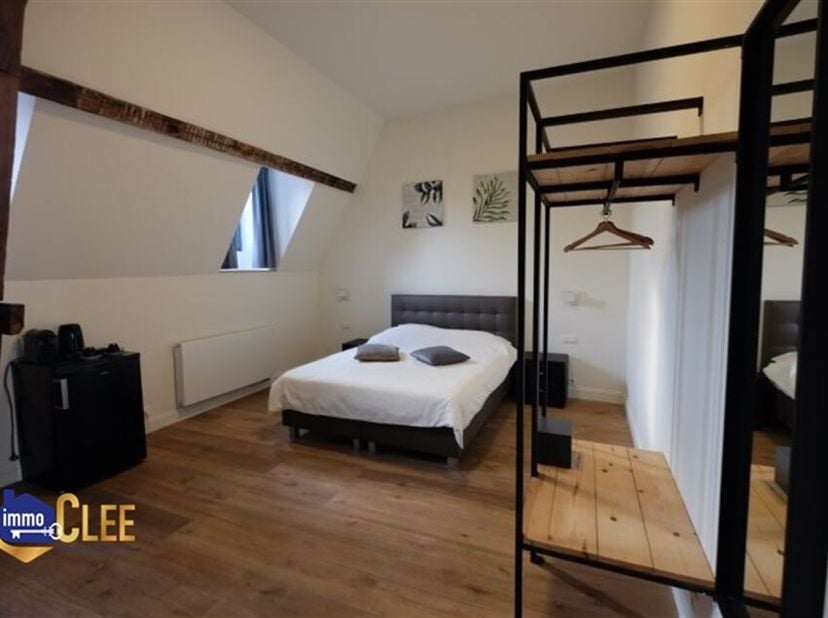 Gemeubelde kamer in centrum van stad, in het centrum van de stad in een prachtige locatie met gemeenschappelijke tuin en binnenkoer.&lt;br /&gt;
 De kamer i