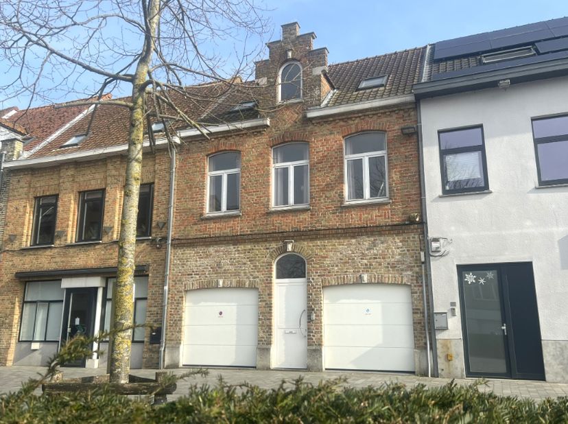 omvattende een klare living met uitzicht op een pleintje, modern ingerichte keuken en badkamer, apart toilet, 3 slaapkamers, 2 garages, kelder en Z-ge