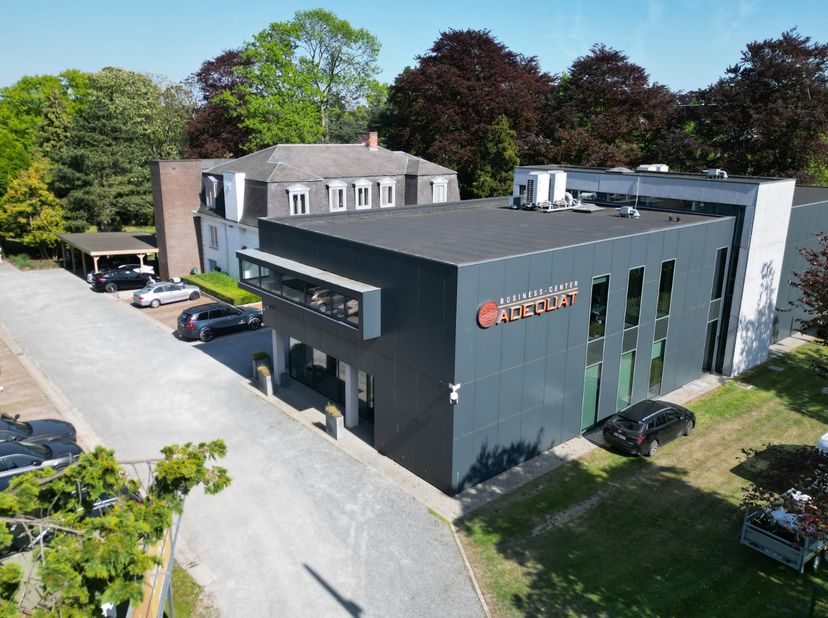 Dit kantorencomplex is uitstekend gelegen langs de Brusselsesteenweg in Melle. De locatie biedt een ideale bereikbaarheid met de opritten van de R4, E