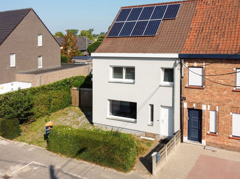 Deze recent vernieuwde woning gelegen in het centrum van Meulebeke bestaande uit: inkomhal, eetkamer met vernieuwde keuken en aansluitende berging/was