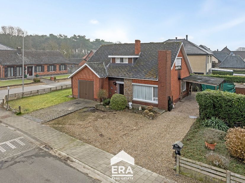 Deze te renoveren woning in het landelijke Kaulille (Bocholt) ligt vlakbij de Nederlandse grens en biedt een solide basis voor wie op zoek is naar een