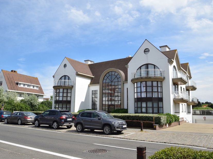 Gesloten garagebox te huur voor 1 wagen in een residentie in de Kustlaan in het Zoute in de villa residentie Golf Garden. Gemakkelijk toegankelijk. Co