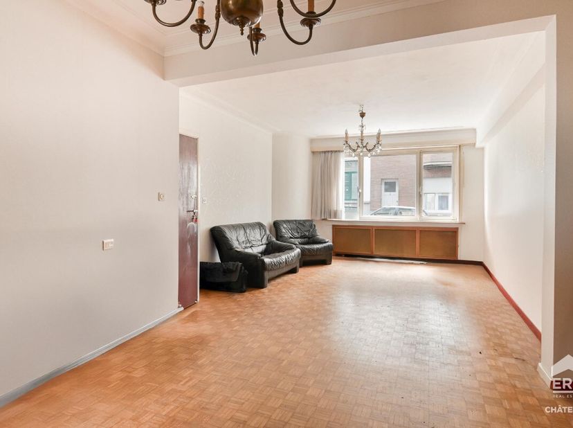 ERA CHATELAIN vous propose ce studio idéalement situé dans le quartier européen à la limite de Schaerbeek entre le Square Armand Steurs et lavenue Pau