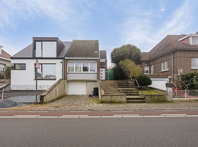 Immo Pické biedt U deze uiterst goed gelegen driegevelwoning aan gelegen in de nabijheid van openbaar vervoer, scholen, winkels en de Brusselse Ring.