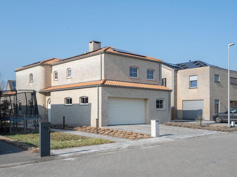 ZEER RUIME KARAKTERVOLLE WONING TE AS.&lt;br /&gt;
&lt;br /&gt;
TROEVEN&lt;br /&gt;
- Rustige ligging in een kindvriendelijke buurt;&lt;br /&gt;
- Veel lichtinval;&lt;br /&gt;
- Ru