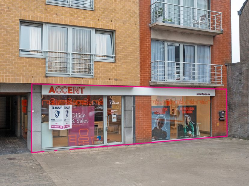 De handelsruimte van 133 m² bevindt zich in het hart van Deinze, langs de Kortrijkstraat. De centrale ingang met grote vitrine zorgt voor een overvloe
