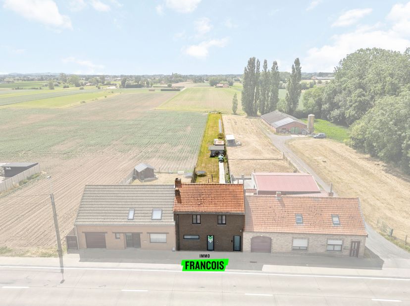 À Roesbrugge, cette charmante maison est à vendre. Cette propriété a été entièrement rénovée, quelques finitions restent à réaliser, mais les principa