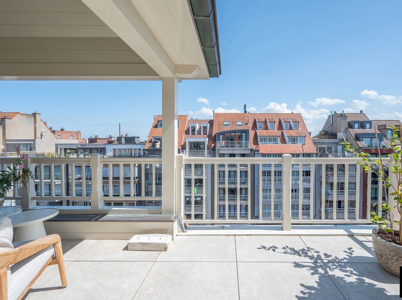 Découvrez ce duplex exceptionnel, un appartement spacieux et baigné de lumière, avec de magnifiques terrasses ensoleillées, situé dans un immeuble réc