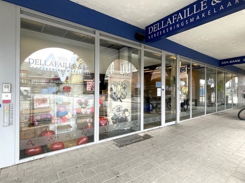 514m² handelspand, 418m² op gelijkvloers en 96m² op 1e en 2e verdieping (uitbreidbaar met 215m² naastgelegen winkel)&lt;br /&gt;
Ligging: op marktplein in v
