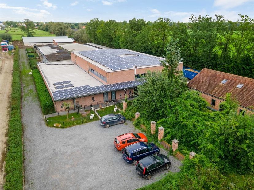 Voormalige hondenkennel met tal van mogelijkheden op een perceel van ca. 1ha24a03ca. &lt;br /&gt;
Bent u opzoek naar een riant perceel voor het uitbaten van