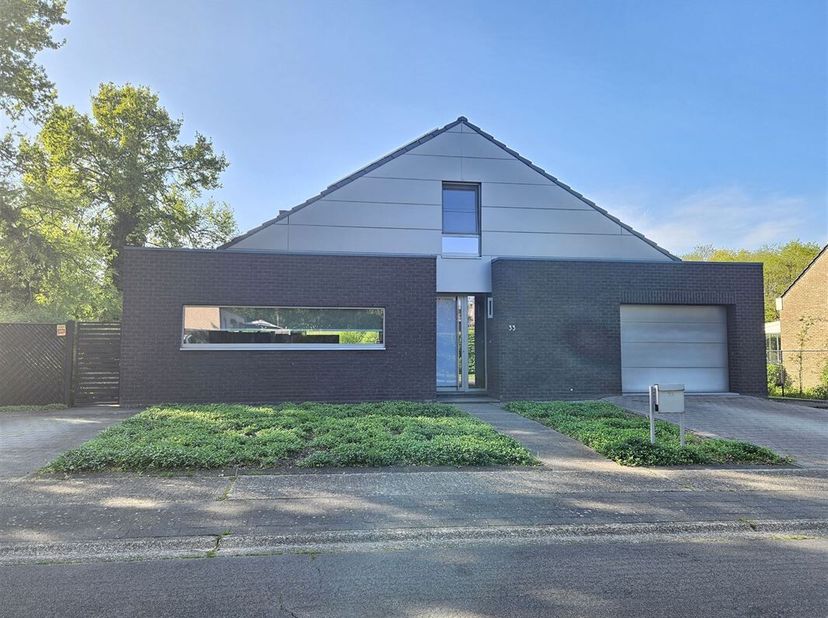 Deze moderne woning van bouwjaar 2008 die uitblinkt in zowel stijl als comfort heeft een bewoonbare oppervlakte van 250 m².&lt;br /&gt;
Bij binnenkomst in d
