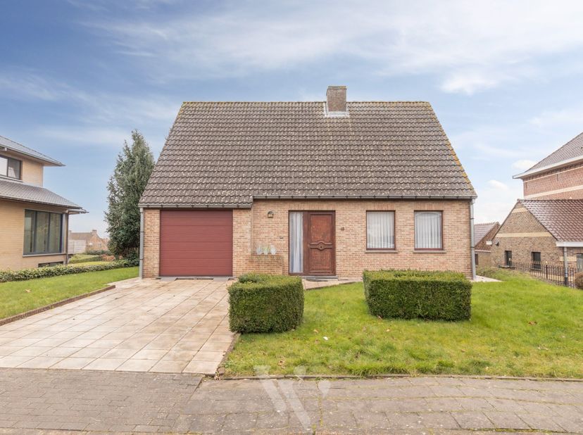 Gezinswoning met potentieel en praktische onderkeldering in Nieuwkerke&lt;br /&gt;
Deze ruime woning uit 1995, gelegen op een perceel van 785 m², biedt een
