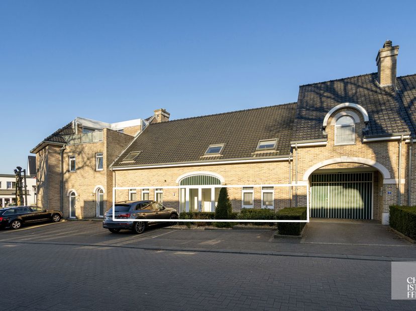 Dit ruime en lichtrijke appartement van 116m² bevindt zich op de gelijkvloerse verdieping van residentie &#039;t Bobbaershuis, op slechts enkele minuten wa