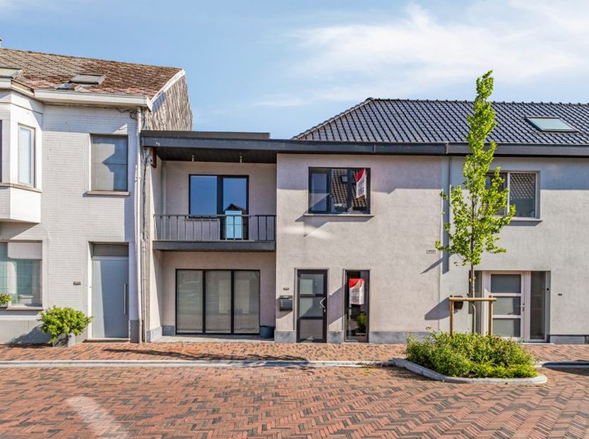 Vraagprijs: 289.000 euro!&lt;br /&gt;
&lt;br /&gt;
Bent u op zoek naar een verzorgde woning met moderne comfort, garage én een zonnige buitenruimte? Dan is deze w