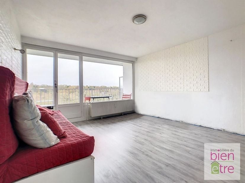 COMPROMIS SIGNE ! Lumineux studio avec une terrasse de 6m² orientée Ouest. Situé au 7ème étage (sur 12), à la limite de Woluwe-Saint-Lambert, à quelqu
