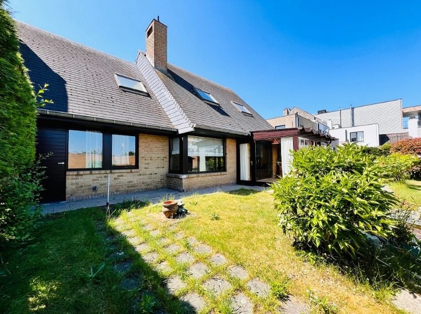 In het pittoreske Wenduine bevindt zich deze ruime halfopen bebouwing in een rustige straat. De ligging is bijzonder interessant: zowel het strand, de