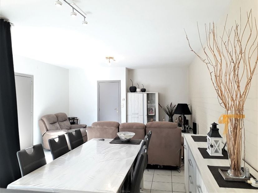 Gelijkvloers appartement met 2 slaapkamers en groot terras, gelegen in het centrum van Poperinge. Goed onderhouden en leuk ingericht appartement, best
