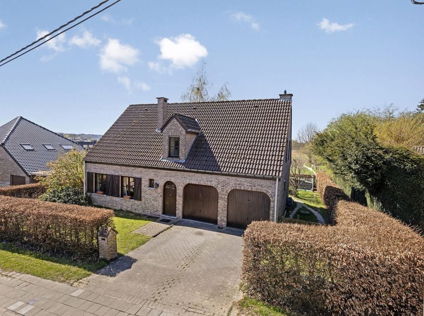 Rustig &amp; landelijk gelegen woning met o.a. een bewoonbare oppervlakte van 200 m², 3 slaapkamers, aangename tuin, dubbele garage, veel lichtinval en zo