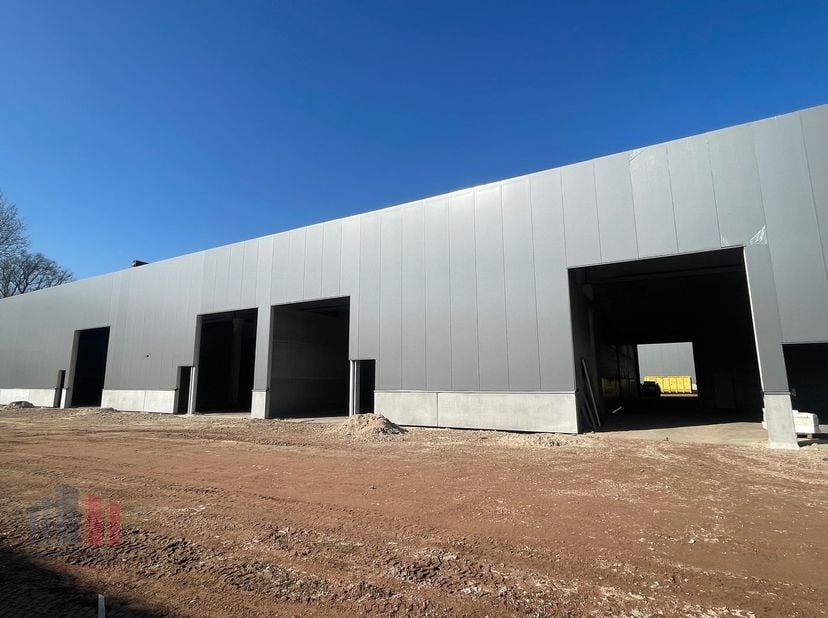 Nieuwe KMO-unit met een oppervlakte van 360 m². De loods maakt deel uit van de KMO-ontwikkeling &#039;PORTIS&#039; bestaande uit 49 KMO-units met oppervlaktes t