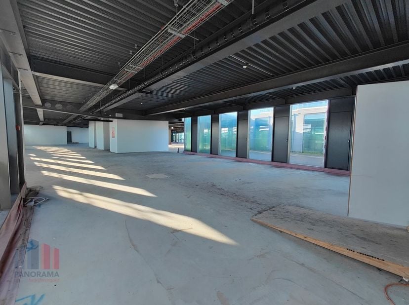 Kantoorruimte te huur met een oppervlakte van +/- 1.450 m² op absolute zichtlocatie gelegen aan het station van Oostende.&lt;br /&gt;
&lt;br /&gt;
De casco kantoo
