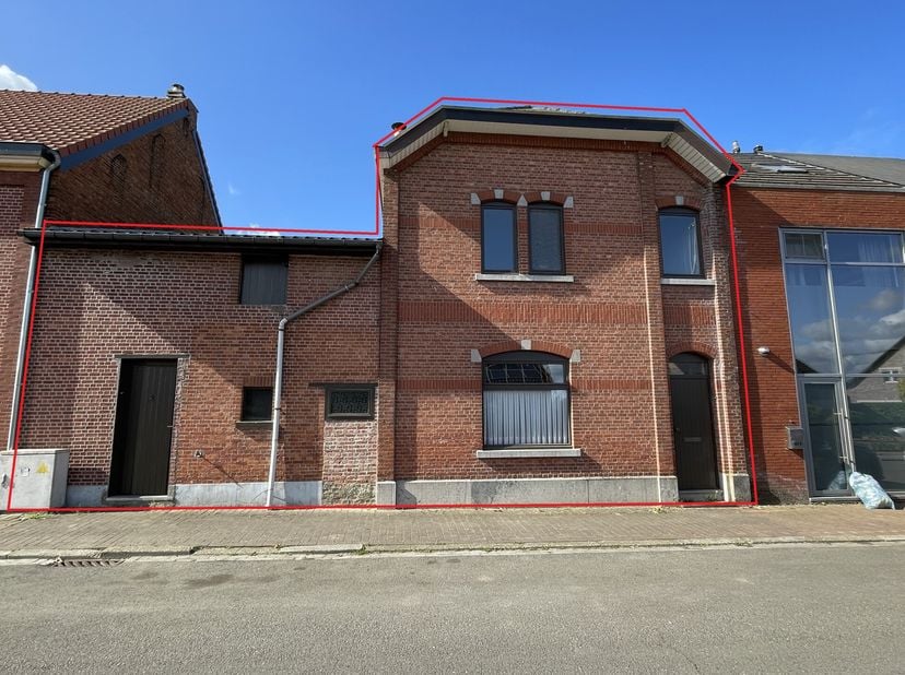 Veelzijdige eigendom in Zichem met uitzonderlijke gevelbreedte voor renovatieproject, zorg- of kangoeroewoning of projectgrond.&lt;br /&gt;
Op een toplocati