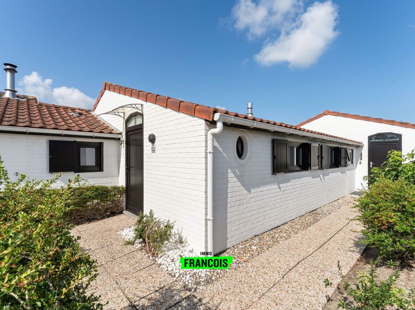 Gelegen vlakbij het centrum van De Haan vinden we deze visserswoning in uitstekende staat. Door de ideale ligging is deze vakantiewoning zeer rustig g