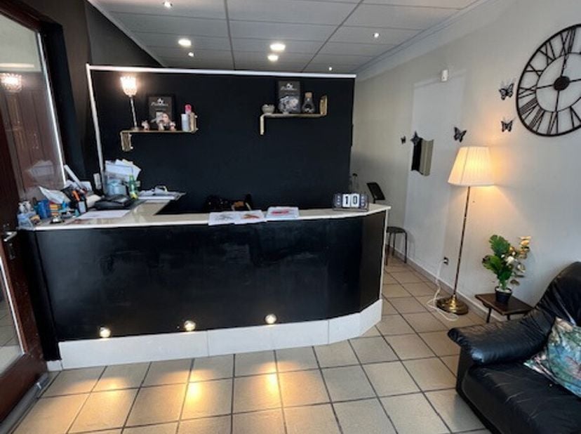 Roux - à louer rez de chaussée commercial de +/- 80 m2.&lt;br /&gt;
Châssis DV, chauffage central gaz.  Idéalement situé près d&#039;une école.&lt;br /&gt;
Prix : 600