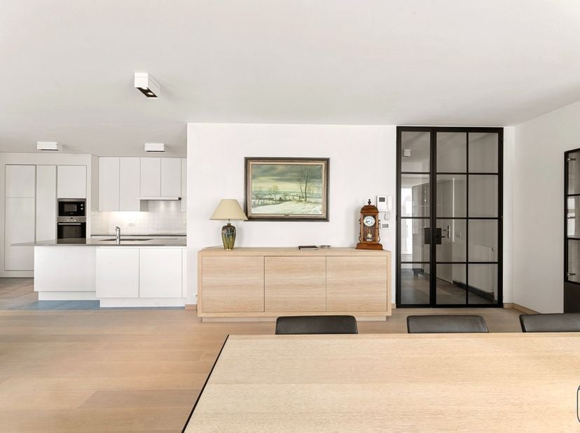 APPARTEMENT DE CLASSE LUXE situé en haut (1er étage) avec 2 terrasses et 3 chambres. Appartement élégant et de haute qualité à finition durable de 153
