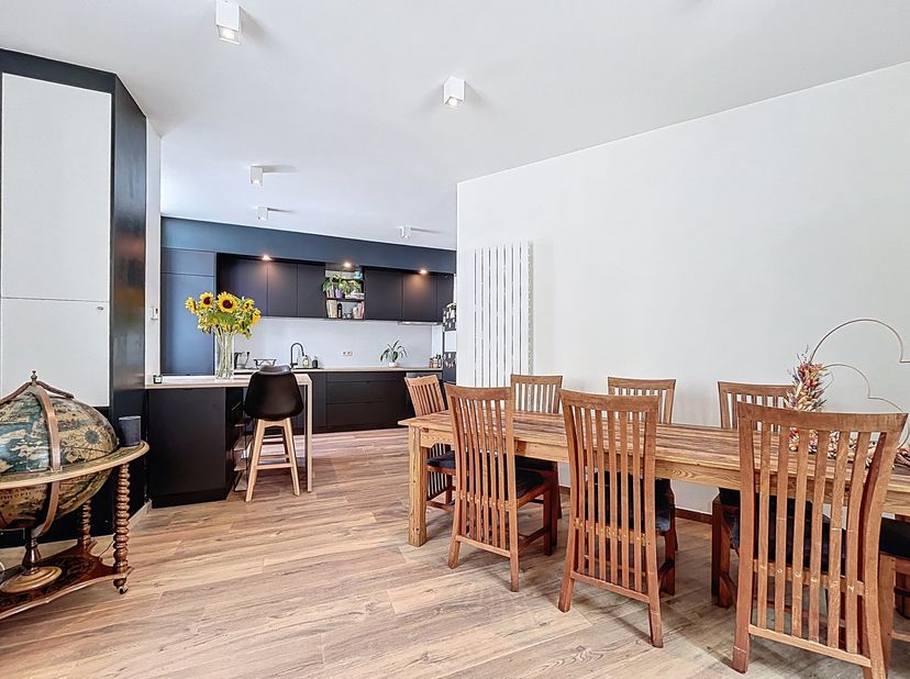 Vous recherchez une maison confortable et lumineuse au cur de Gand? Cette charmante maison située dans la paisible IJskelderstraat allie confort, cara
