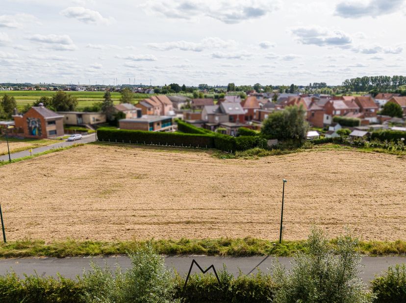 Bouwgrond voor halfopen bebouwing, volgende afmetingen: &lt;br /&gt;
&lt;br /&gt;
462,03 m²&lt;br /&gt;
11 meter breed vooraan&lt;br /&gt;
7,44 meter breed achteraan&lt;br /&gt;
44