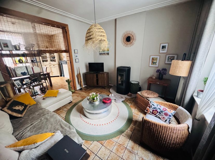 SOUS OPTION   Avec ses 160 m² habitables, cette jolie maison avec du cachet  se trouve dans une rue à sens unique mais aussi dans un quartier boisé de