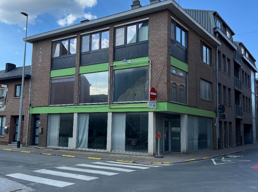 Gunstig gelegen kantoorruimte met afzonderlijke burelen en vergaderruimte Dit kantoorgebouw ligt op een gunstige ligging in het centrum van Diest. Het