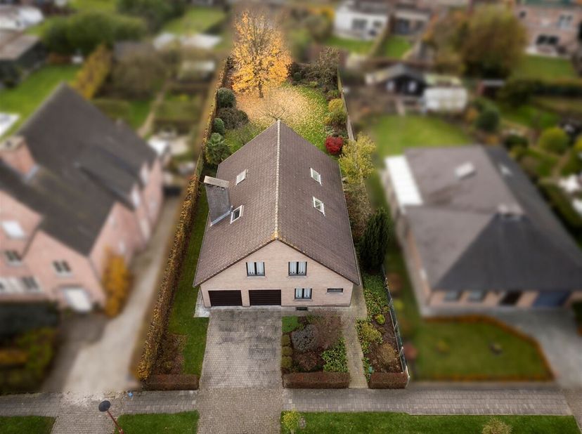 Prachtige villa (254m²) voorzien van 5 slaapkamers op een riant perceel van 832m² op toplocatie te Lint biedt tal van mogelijkheden! &lt;br /&gt;
Ligging: G