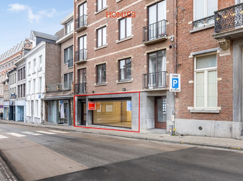 Deze welgelegen handels- of kantoorruimte situeert zich in de alombekende Naamsestraat. Dankzij de uitstekende locatie profiteert u van een enorme vis